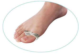 アクティカ外反母趾楽歩１７３（左右兼用）を足の指に装着したところ